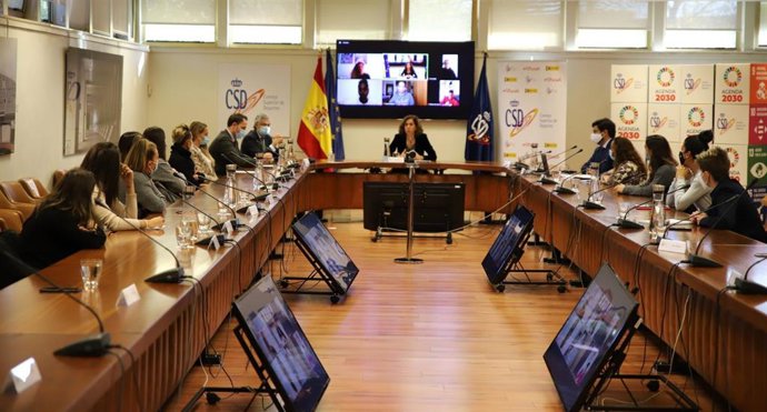 Irene Lozano se reúne con las capitanas de Primera División