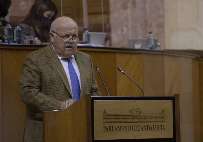 El consejero de Salud y Familias, Jesús Aguirre, durante su comparecencia en la sesión plenaria del Parlamento andaluz. En Sevilla, (Andalucía, España), a 02 de diciembre de 2020.