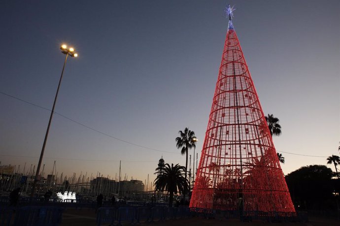 El Port de Barcelona inaugura la II edició de ?Nadal en el Port? amb l'encs de llums.