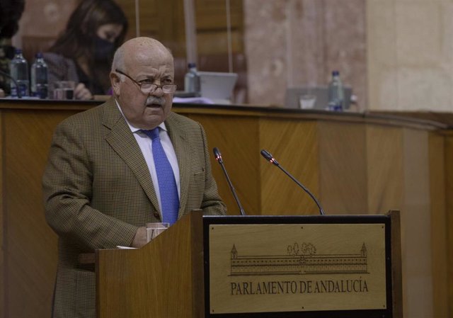 El consejero de Salud y Familias, Jesús Aguirre, durante su comparecencia en la sesión plenaria del Parlamento andaluz. En Sevilla, (Andalucía, España), a 02 de diciembre de 2020.