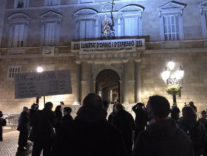 Unos 50 manifestantes convocados por los CDR se concentran en la plaza Sant Jaume de Barcelona "contra la represión". En Barcelona, el 2 de diciembre de 2020.
