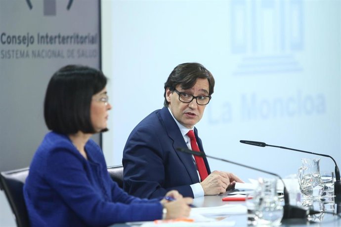 El ministro de Sanidad, Salvador Illa (d), junto a la ministra de Política Territorial y Función Pública, Carolina Darias, comparecen en rueda de prensa tras la reunión del Consejo Interterritorial del Sistema Nacional de Salud, en Madrid (España), a 2 