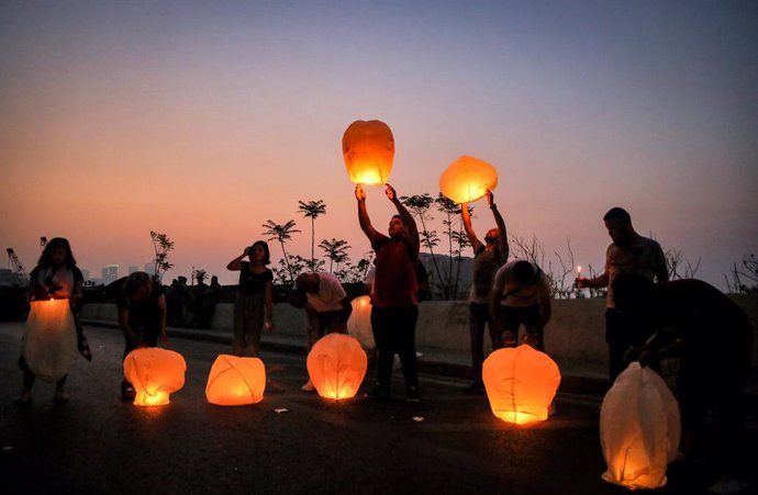 04 September 2020, Lebanon, Beirut: People fly paper lanterns during a memorial demonstration to mark one month since the explosion. Photo: Marwan Naamani/dpa