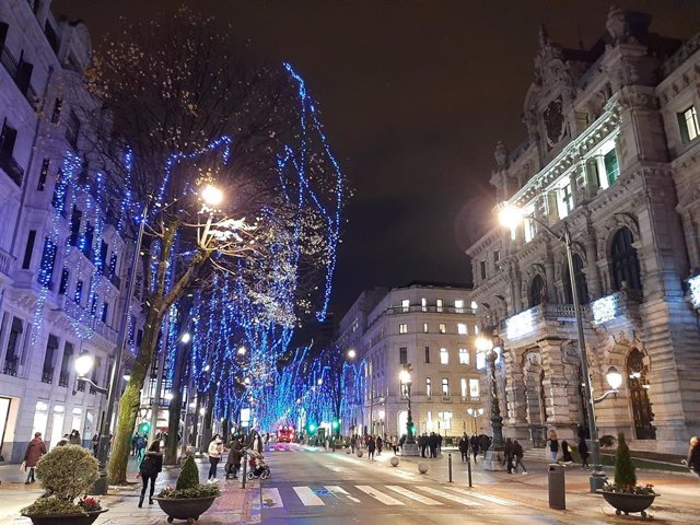 Imagen de la Gran Vía de Bilbao con la iluminación navideña
