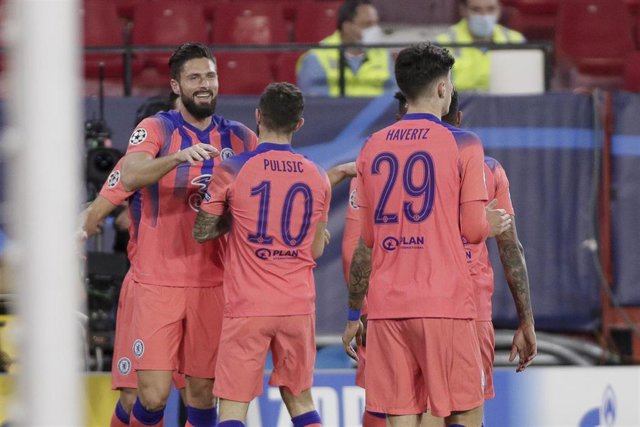 Olivier Giroud celebra su póquer de goles en el Pizjuán