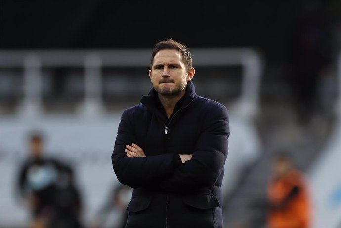 21 November 2020, England, Newcastle: Chelsea manager Frank Lampard inspects the pitch ahead of the English Premier League soccer match between Newcastle United and Chelsea at St James' Park. Photo: Lee Smith/PA Wire/dpa