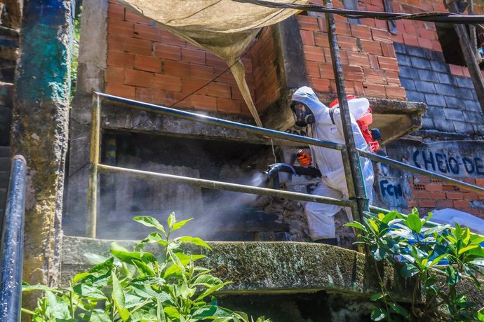 Labores de desinfección en la favela de Santa Marta, Río de Janeiro, Brasil.