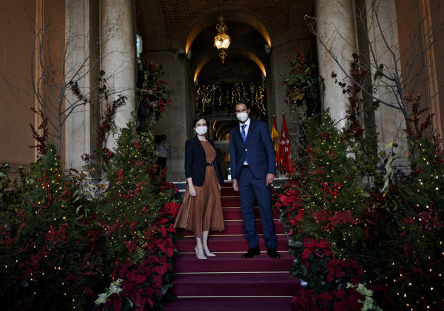 La presidenta de la Comunidad de Madrid, Isabel Díaz Ayuso, y  el tenista Rafael Nadal posan el día de la entrega de la Gran Cruz de la Orden del Dos de Mayo en la Real Casa de Correos