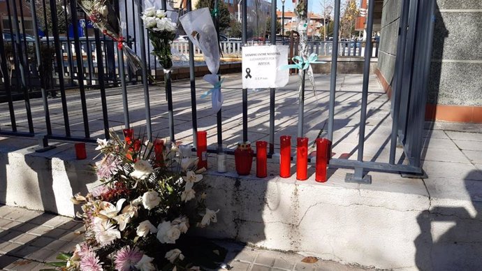 Verjas con crespón negro y flores en apoyo al joven asesinado en Velilla de San Antonio