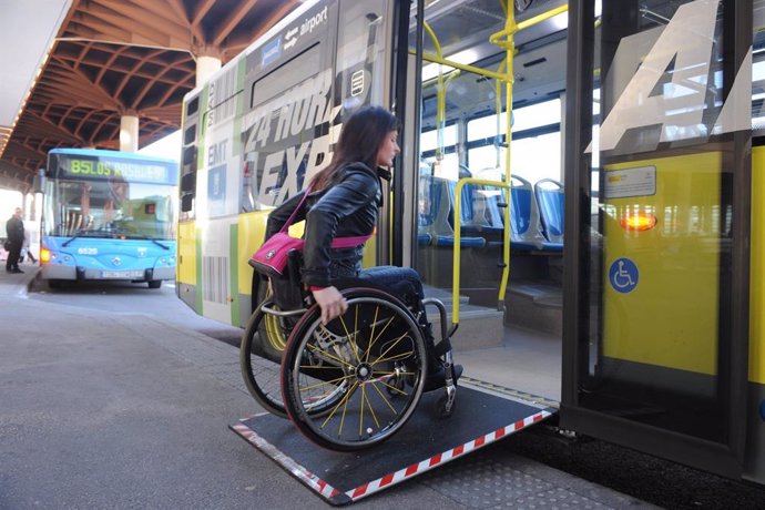 Mujer en silla de ruedas usando el transporte público