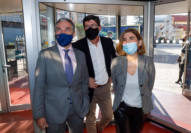 El vicepresidente de la Junta y líder de Cs en Andalucía, Juan Marín (c) el consejero de presidencia Elías Bendodo (1i) y la consejera de empleo de la Junta, Rocío Blanco, llegando a los desayunos Europa Press Andalucía. En Málaga a 02 de noviembre 2020