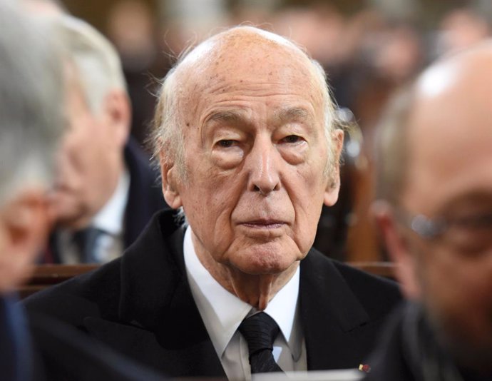FILED - 23 November 2015, Hamburg: Former French President Valery Giscard d'Estaing (C) attends the funeral service for former German Chancellor Helmut Schmidt. D'Estaing has died at the age of 94, French news agency AFP reported late Wednesday citing s