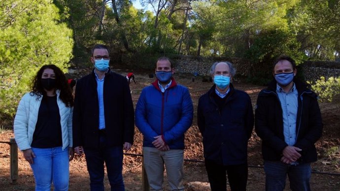 Autoridades del Ayuntamiento de Palma, Conselleria de Medio Ambiente y Cruz Roja visitan las tareas de reforestación en el bosque de Bellver.