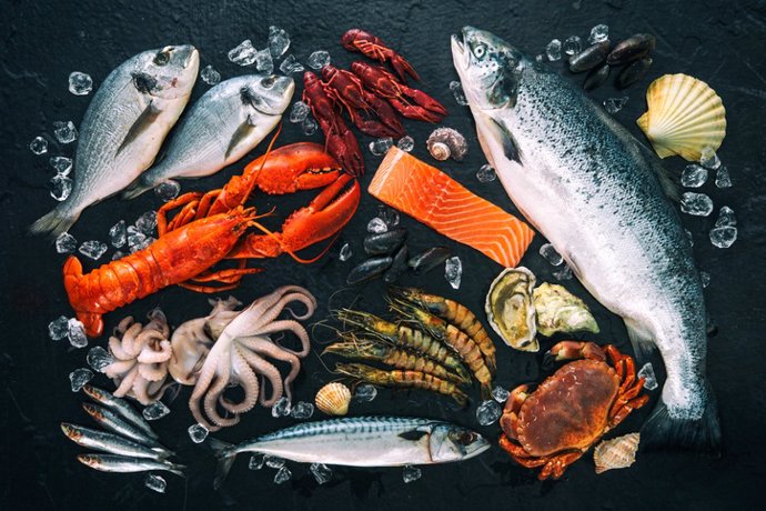 Pescados y mariscos fresco en piedra negra -