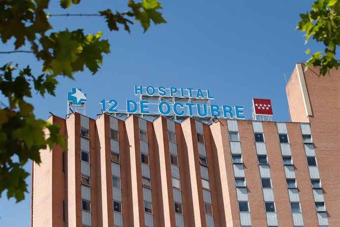 Fachada del Hospital 12 de Octubre donde durante la mañana de hoy decenas de celadores se han concentrado tras ser excluidos de la catalogación de personal de riesgo. En Madrid, (España), a 13 de agosto de 2020.