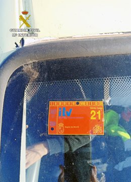 Imagen de la pegatina de ITV falsa