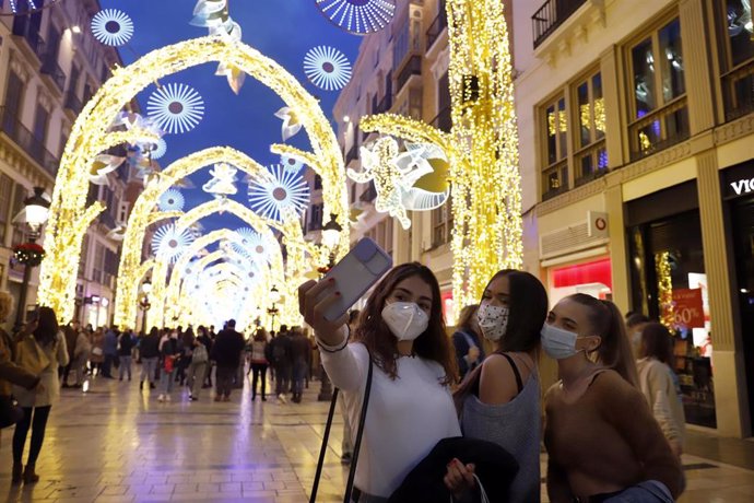 Inauguración de las luces navideñas en la céntrica calle Larios de Málaga, que este año no celebrará su tradicional espectáculo de luz y sonido ha causa de las restricciones impuestas por la Covid-19. Málaga 27 de noviembre 2020