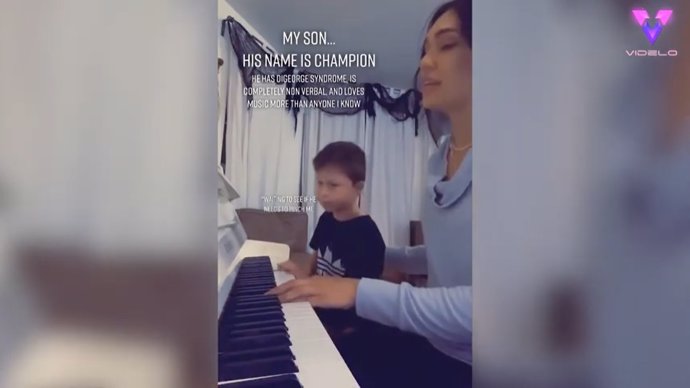 Madre e hijo comparten un momento especial junto al piano que se hecho viral con casi medio millón de reproducciones en TikTok