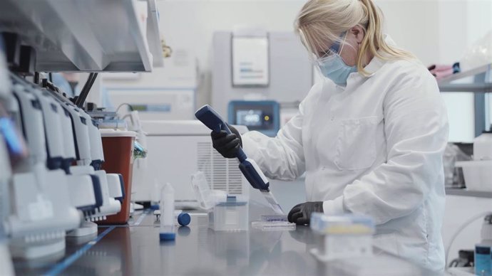 HANDOUT - 16 November 2020, US: A screengrab taken from undated video issued by Moderna shows a scientist working on the Moderna coronavirus vaccine. The US pharmaceutical firm said early analysis suggests its Covid-19 vaccine is 94.5-per-cent effective.