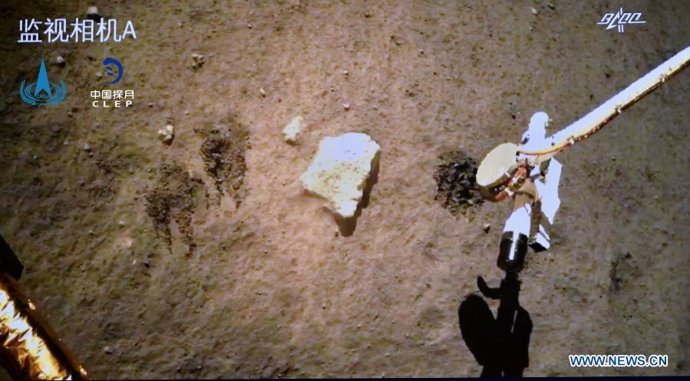 Imagen de la toma de muestras lunares por la sonda Chang'e 5
