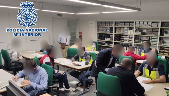 La Policía Nacional detiene al responsable de una academia de Elche que expedía certificados falsos para la obtención del carné de operador de grúa móvil autopropulsada que emite la Generalitat Valenciana