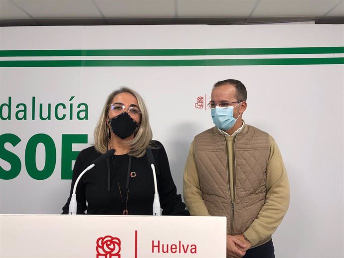 La senadora por el PSOE de Huelva y alcaldesa de Cartaya, Pepa González Bayo, y el alcalde de Hinojos, el socialista Miguel Ángel Curiel.