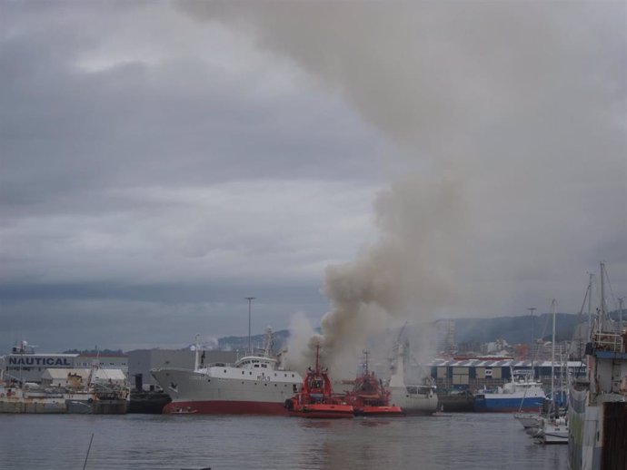 El buque congelador Baffin Bay arde en el Puerto de Bouzas, en Vigo.