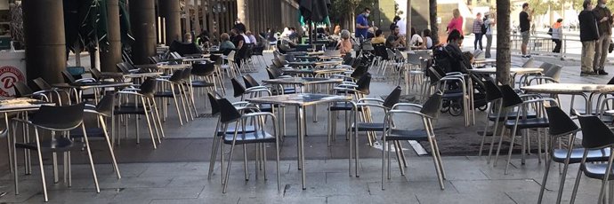 Terraza con mesas vacías en una céntrica plaza