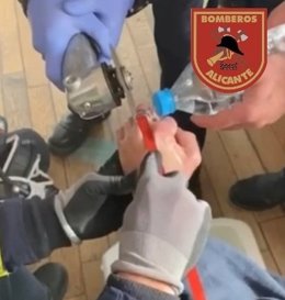 Bomberos mientras cortan el anillo