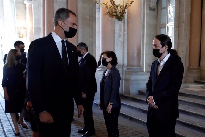 El rey Felipe VIsaluda al vicepresidente segundo del Gobierno, Pablo Iglesias, en presencia de la vicepresidenta primera, Carmen Calvo.