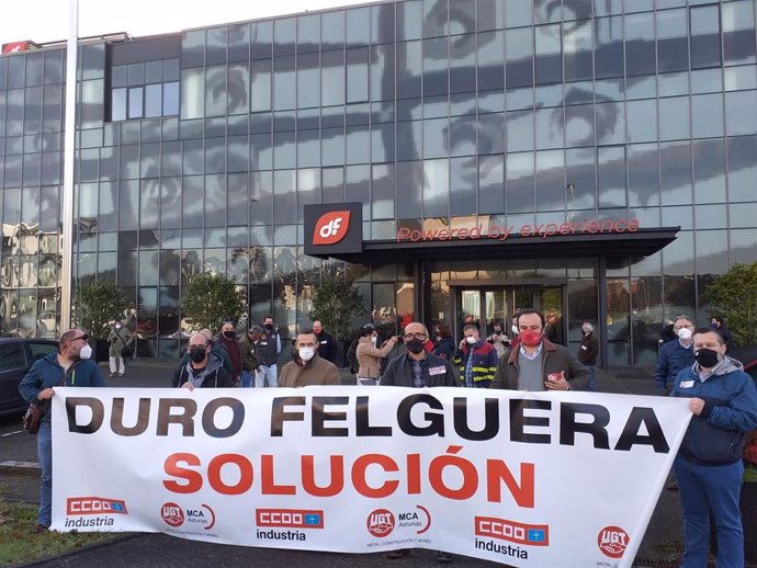 Protesta de UGT y CCOO frente a la sede de Duro Felguera, en Gijón