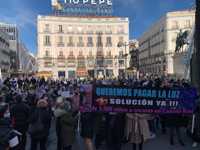 Manifestación en Sol contra cortes de luz en la Cañada Real