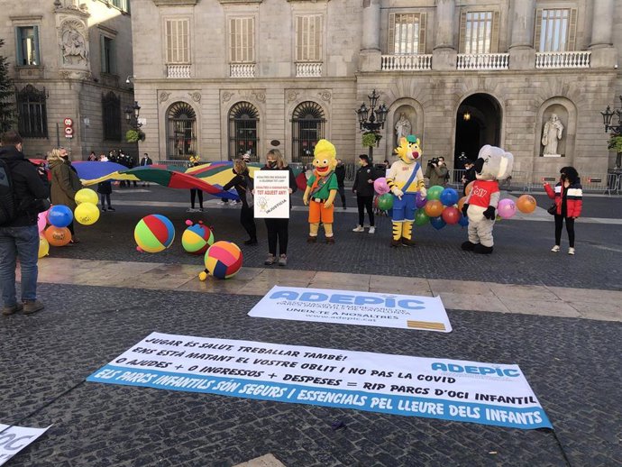 El sector de parques infantiles protesta en la plaza Sant Jaume de Barcelona por el cierre sin fecha de apertura, el 3 de diciembre de 2020.