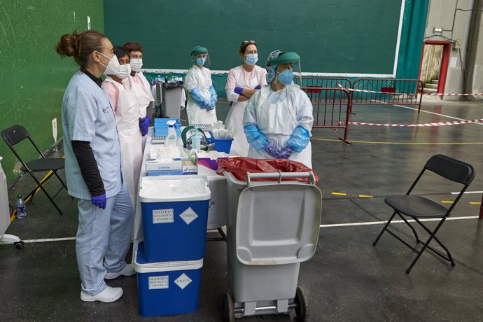 Trabajadoras sanitarias esperan la llegada de personas en el dispositivo de extracción de pruebas PCR instalado en  Ermua (Bizkaia)