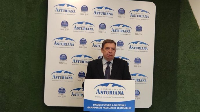 El ministro de Agricultura, Pesca y Alimentación, Luis Planas, ofrece  una rueda de prensa en la sede de la Central Lechera Asturiana, en Siero.
