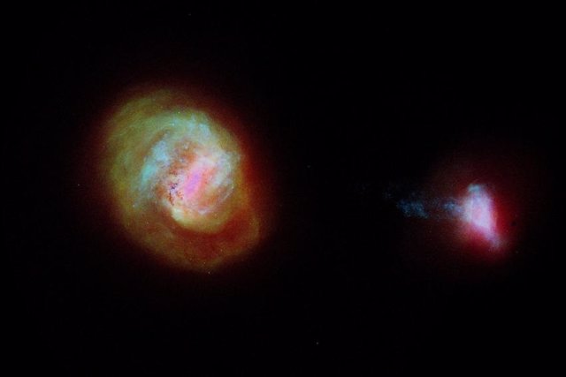 Un diagrama de las dos galaxias compañeras más importantes de la Vía Láctea, la Gran Nube de Magallanes o LMC (izquierda) y la Pequeña Nube de Magallanes (SMC) realizado con datos del satélite Gaia de la Agencia Espacial Europea.