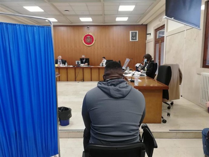 El acusado de pagar a menores tuteladas a cambio de sexo, en la Audiencia Provincial este jueves, separado por un biombo de la zona donde comparecen los testigos.