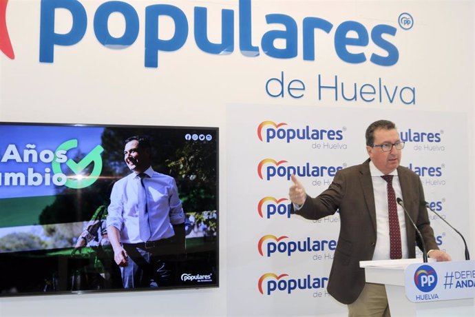 El presidente del PP de Huelva y secretario segundo de la Mesa del Parlamento andaluz, Manuel Andrés González, en rueda de prensa.