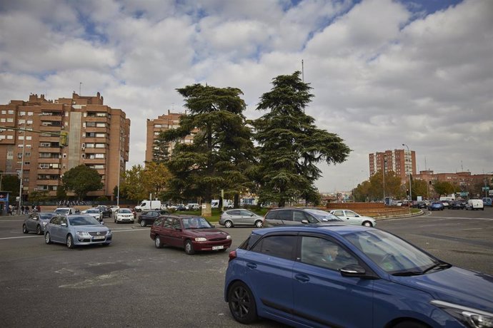 Vehículos en las inmediaciones de Plaza Elíptica en Madrid (España), a 25 de noviembre de 2020. Plaza Elíptica se convertirá en Zona de Bajas Emisiones (ZBE) en 2021 