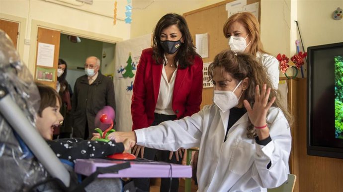 La presidenta riojana, Concha Andreu, visita el colegio 'Marqués de Vallejo'