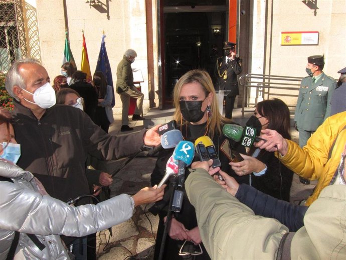 La delegada del Gobierno, Yolanda García Seco, atiende a los medios