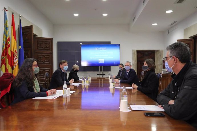 Reunión entre el presidente de la Generalitat, Ximo Puig; la consellera de Igualdad, Mónica Oltra; la consellera de Sanidad Universal, Ana Barceló, y representantes de Global Omnium