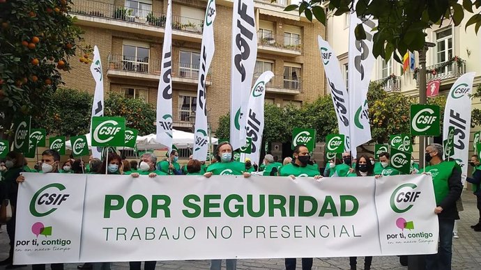 Imagen de Sevilla de la concentración regional protagonizada este jueves por CSIF-A para reclamar el teletrabajo a la Junta.