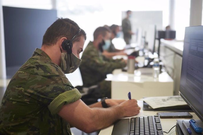 Militares del acuartelamiento de Aizoain realizan labores de rastreo de casos de Covid-19 en el Recinto Ferial de Navarra, en Pamplona.