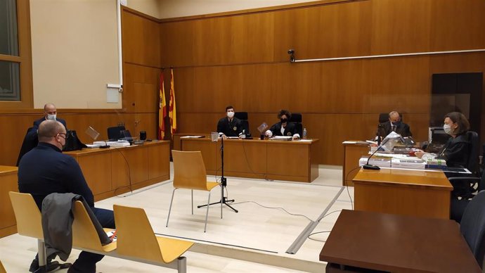 La Sección 21 de la Audiencia de Barcelona juzga a un taxista por presuntos desórdenes y atentado a agentes en la huelga del sector contra la regulación de los VTC en 2018. Barcelona el 3 de diciembre de 2020.