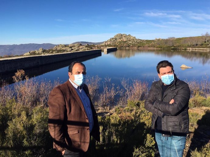 El diputado de Medio Ambiente y el alcalde de Piornal visitan la presa de abastecimiento de agua de la localidad