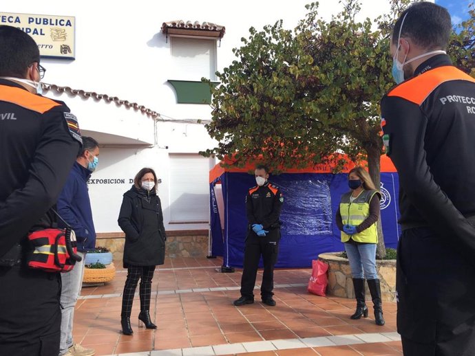 Patricia Navarro, delegada territorial del Gobierno andaluz en Málaga, junto al equipo de Protección Civil que actúa en Cuevas del Becerro
