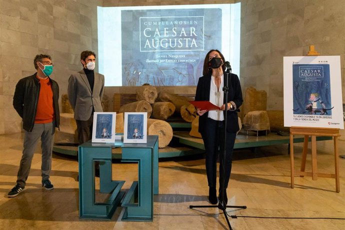Presentación del cuento "Cumpleaños en Caesaraugusta del escritor Daniel Nesquens y el ilustrador Emilio Urberuaga,
