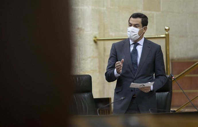 El presidente de la Junta de Andalucía, Juanma Moreno, durante su intervención en la sesión de control al gobierno en el Pleno del Parlamento de Andalucía. En Sevilla (Andalucía, España), a 03 de diciembre de 2020.