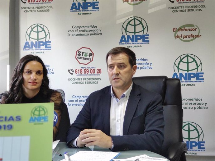 La coordinadora del servicio de defensor del profesor de ANPE, Montserrat Fernández y el presidente de ANPE Asturias, Gumersindo Rodríguez en una foto de archivo.